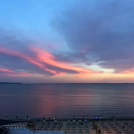 H&g Seaview Apartment